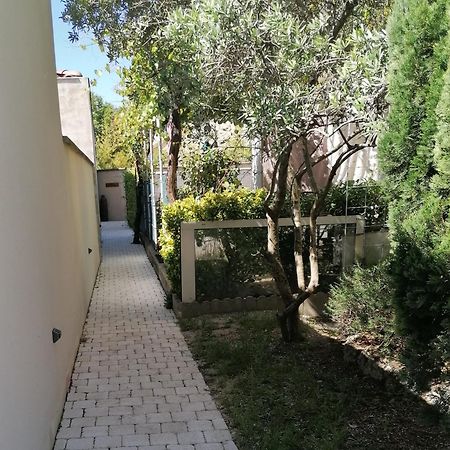 Appartamento A L'Ombre De L'Olivier LʼIsle-sur-la-Sorgue Esterno foto